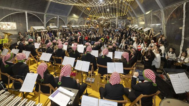 Momento del concierto de la Banda Municipal, en Carballo, con las luces ya encendidas