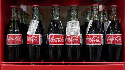 Botellas de la versi�n mexicana de la Coca-Cola, que s� contiene az�car, que llegan al mercado estadounidense tras ser importadas.
