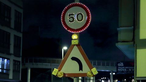 se�alizaci�n provisional de curva peligrosa en la curva de Copygal antes de Ponte Pasaxe