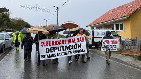 Protesta de los vecinos de Suevos por el mal estado de la carretera por las obras del puerto exterior