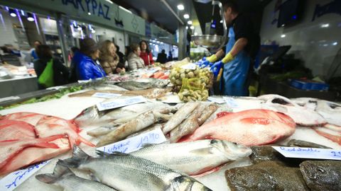 Ambiente en las pescaderas de la plaza de Abastos de Lugo a pocos das de Navidad 