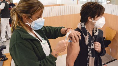Vacunaci�n de segunda dosis de AstraZeneca a mayores de 60 a�os en Vilagarc�a