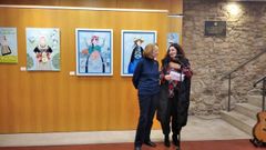 La artista Karin Kuijper y la concejala de Cultura pobrense, Patricia Lojo, durante la presentaci�n de la muestra.