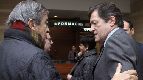 El presidente del Principado, Javier Fernndez (d) y el exvicepresidente del Gobierno Francisco lvarez-Cascos (i) en el tanatorio de Gijn, donde se encuentran los restos mortales del expresidente del Principado, Vicente lvarez Areces. lvarez-Cascos ha destacado hoy la  talla poltica  del expresidente del Principado Vicente lvarez Areces, al que sucedi al frente del Ejecutivo asturiano, fallecido de forma repentina esta madrugada en Gijn, y al que ha considerado un  dificilsimo adversario .