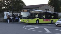 Estudiantes del IES Lamas de Abade, esperando en la parada la llegada del bus urbano