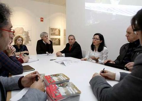 <span lang= es-es >En la antigua sede del Banco de Espaa</span>. La Voz reuni a representantes del gobierno local, empresarios, constructores, vecinos y arquitectos en el centro cultural ngel Valente, donde estuvo expuesto el plan durante tres meses. El debate sobre el futuro planeamiento urbanstico estuvo moderado por Ruth Nvoa, delegada de La Voz de Galicia en Ourense.