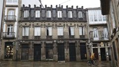 La Casa de Cotos, en el n�mero 19 de Casas Reais, es uno de los edificios de referencia del modernismo compostelano. Fue construida entre los a�os 1913 y 1914 tras el derribo de otro inmueble de alto valor patrimonial, el pazo de los condes de Priegue, de estilo barroco compostelano. Su rehabilitaci�n costar� 1,65 millones de euros.