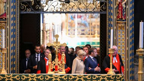 Emmanuel Macron y su esposa Brigitte visitan la Abadía de Westminster.