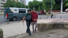 El joven acusado de asaltar a una vecina de Foz de 74 a�os, entrando este mi�rcoles en la Audiencia de Lugo.