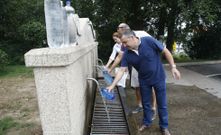 Los tres surtidores de la fuente de Fontoira, en Sanxenxo, se ven muchas veces insuficientes ante la avalancha de usiarios. 