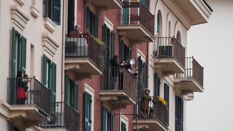 Fue Italia, país donde el covid había azotado primero, de donde se importó el fenómeno de asomarse a las ventanas y balcones a cantar y a aplaudir para combatir el confinamiento y rendir, además, homenaje al personal sanitario