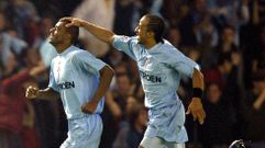 Luccin, que hizo el primero de penalti, celebra el tercer gol c�ltico con su autor, Vagner