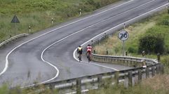 En una imagen de archivo, ciclistas en una carretera en Padr�n.