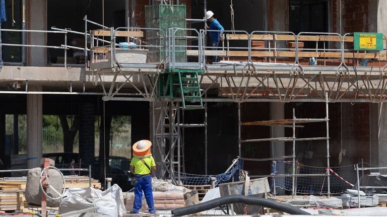 Obreros trabajando en una construcci�n. Imagen de archivo.