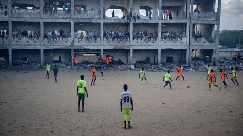 Un equipo de f�tbol somal� juega junto a una escuela abandonada y destruida en Mogadiscio
