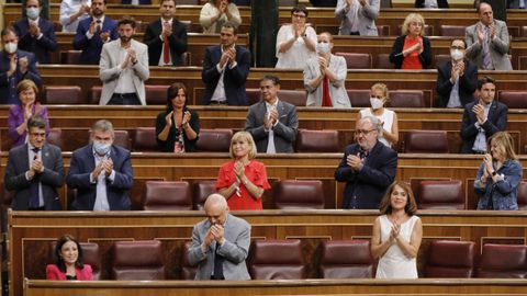 Los diputados del PSOE aplauden a su portavoz en el Congreso, Adriana Lastra, tras su intervenci�n