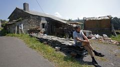 �ngel, sentado junto a la casa que no piensa reformar al estar protegida por Patrimonio. 