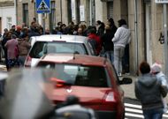 Personas de todas las edades acudieron ayer a la sede de la Pastora para conseguir alimentos. 