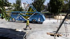 OBRAS EN EL CASCO URBANO CARBALLS. Hay varias en la actualidad. Una de las ms llamativas es la reforma integral del parque infantil del Rego da Balsa, todo un homenaje al trolebs.