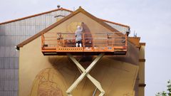 Crist�bal Persona, autor de �O Charanguista Andino�, pintando en Perl�o.