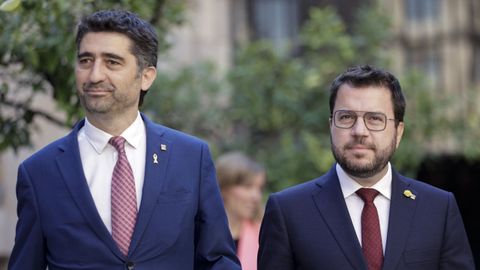 El presidente de la Generalitat, Pere Aragons (ERC), y su vicepresidente, Jordi Puigner (Junts), este martes, a su llegada a la reunin semanal del Gobierno autonmico