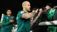 Jon Garc�a y David Castro saludan a la afici�n desplazada a Burgos tras la derrota