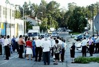 Un grupo de empresarios y vecinos de Vilar de Infesta cortaron el tr�fico ayer a hora punta  | santi d�az