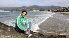 Nemesio Cora, en imagen en la playa de Covas, compagina su trabajo de alba�il en su tierra natal con el de hostelero en Ferreira de Pant�n