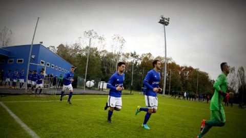 Los jugadores del Vetusta saltan a uno de los campos de El Requexn