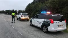 La Guardia Civil de Vilalba, junto al veh�culo interceptado. 