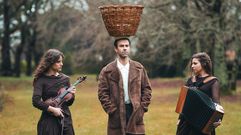 Ameixeiras, Sieira e Caama�o, nunha imaxe da peza que hoxe chega a Carballo 