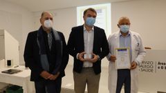 Carlos S�nchez, curado de hepatitis C, Juan Turnes, jefe de digestivo del Chop, y Jos� Ram�n G�mez, gerente del �rea sanitaria de Pontevedra, este mi�rcoles, en el Provincial