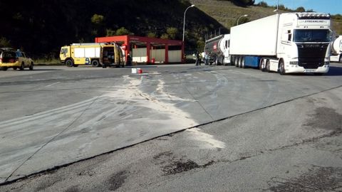 Fuga de �cido sulf�rico en el �rea de servicio de la A-88 en Colunga