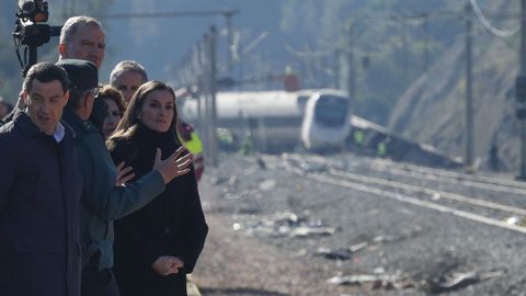 Los reyes, en el lugar del accidente ferroviario 