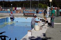 Operarios municipales trabajaban ayer para reparar la piscina, que abrir� el viernes. 