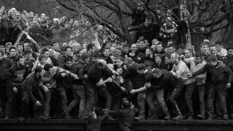 Fotograf�a cedida por la organizaci�n World Press Photo que muestra la imagen captada por el fot�grafo Oliver Scarff, ganador del primer premio de la categor�a �Sports - Singles�. La foto muestra a los miembros de equipos contrarios, los Up'ards y Down'ards, luchando por el bal�n durante el hist�rico y anual partido de f�tbol Royal Shrovetide en Ashbourne, Derbyshire (Reino Unido), el 28 de febrero del 2017. 