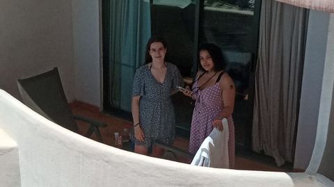 Lara y Carolina, dos de las estudiantes confinadas en Mallorca