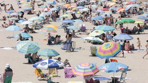 La playa de Bastiagueiro, Oleiros, un d�a de altas temperaturas este mes de julio.