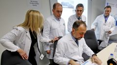 El anterior gerente y actual conselleiro, Julio Comesa�a, sentado; detr�s de �l, Alfredo Silva