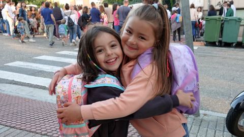 Alegra a las puertas de los colegios gallegos en los reencuentros antre amigos y compaeros