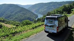 Uno de los buses lanzadera que funcionan en verano para reducir el tr�fico en A Cova