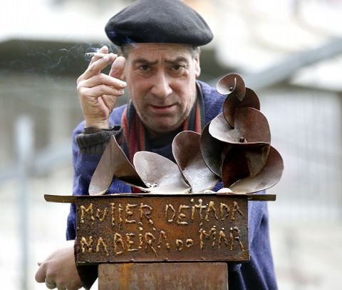 Jandro posa con el boceto de la obra que le compr� el museo Marugame Hirai de Jap�n. 