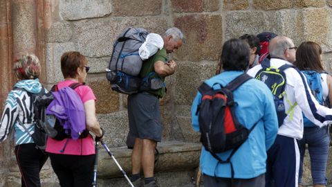 Peregrinos en la plaza de la Catedral de Mondo�edo
