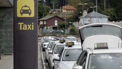 Parada de taxis en el aeropuerto de Alvedro