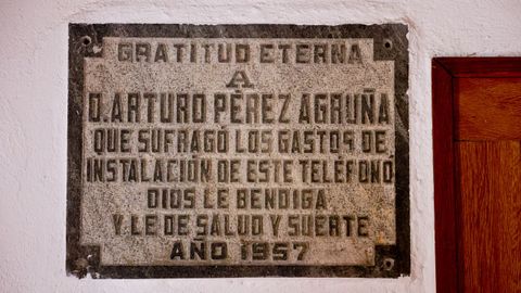 Cartel que se conserva en el monasterio de Bergondo, que tuvo el primer tel�fono p�blico del municipio.