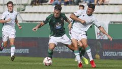 Miguel Loureiro (de blanco) disputa el baln durante el Racing-Huesca de la pasada temporada en A Malata