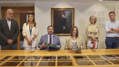 Firma del pacto por la lengua gallega entre el PP y el PSdeG, en el Parlamento de Galicia.