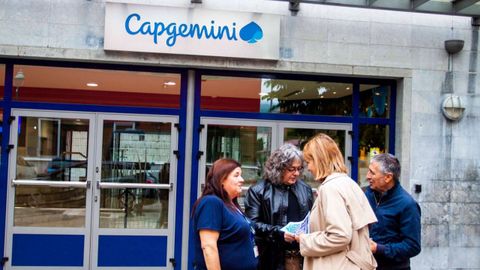 Covadonga Tomé y Xune Elipe reparten material informativo de la campaña