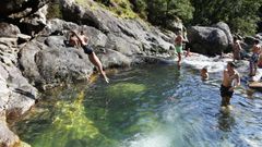 Imagen de archivo de unos jóvenes disfrutando de las piscinas naturales del río Pedras, en A Pobra