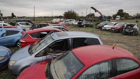 Vehículos apilados en un descampado de Paiporta